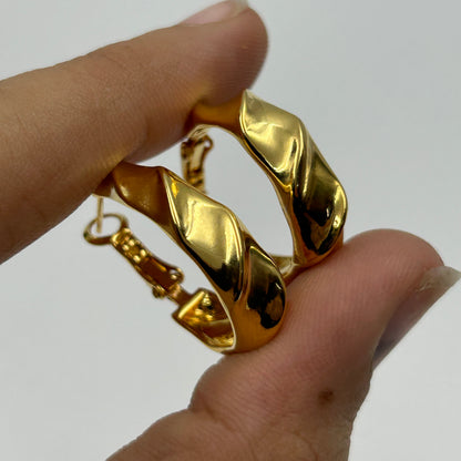 Wavy Small Hoop Earrings 18k Yellow Gold Plated