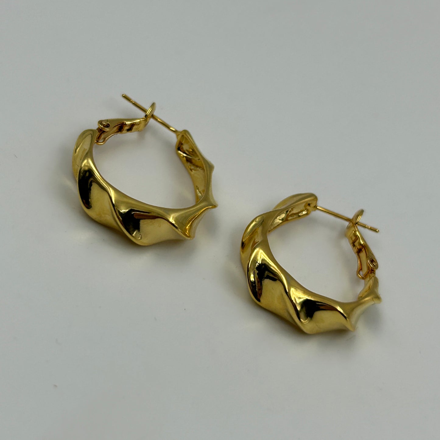 Wavy Small Hoop Earrings 18k Yellow Gold Plated
